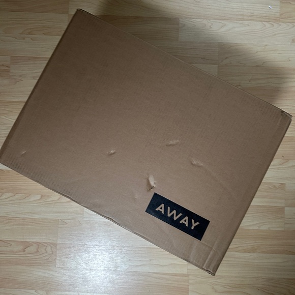 Away The Bigger Carry-On: Aluminum Edition - Brand new in box - Picture 10 of 12